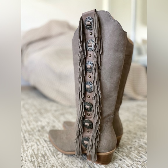 Naughty Monkey Tall Fringe Boots Size 8 Suede Taupe Rodeo Doll - Picture 5 of 10